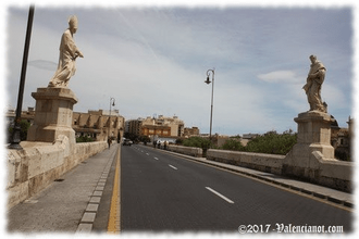 Puente de la trinidad en Valencia, Comunidad Valenciana.Es el más antiguo de los puentes de la ciudad, construido con factura gótica, hacia el siglo XIV, sobre los restos de otro. 