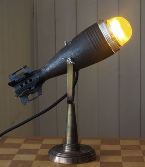 Findling-Lampe „Rakete“; alte Granate, alter Lampenfuss, Textilkabel, neigbar; verkauft (evtl. weitere vorhanden)