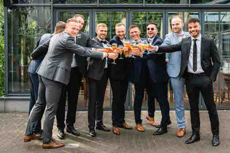 Gruppenfoto des Bräutigams mit seinen Freunden vor der Glashütte by Isermann