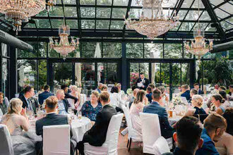 Hochzeitstische mit Hochzeitsgästen in der Glashütte by Isermann