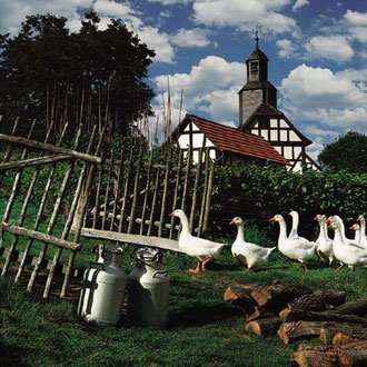 Milchkannen vor Bauernhöfen, Kalenderfotos von Jürgen Müller Bargteheide / Stormarn