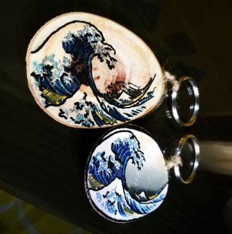 coppia di portachiavi in legno di mimosa - legno stampato su rif grafica colorata la grande onda