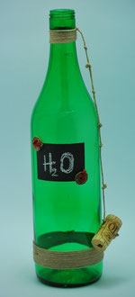 BT94 - bottiglia da tavola decorativa in vetro verde con tappo in metallo magnetico e parete a lavagna riscrivibile e magnetica - dim. 1 lt