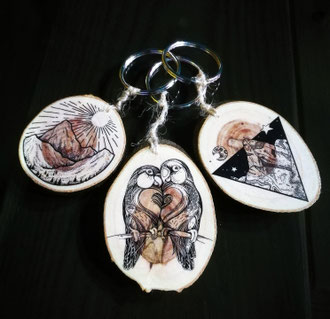 serie colorata di portachiavi in legno di mimosa - legno stampato su grafica in bianco e nero