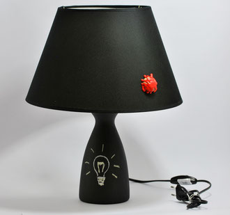 L88 - lampada con cappello nero decorato con ceralacca e sughero con base di appoggio a parete lavagna riscrivibile, attacco lampadina E27