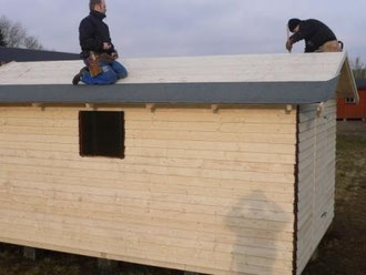 Montera och fäst takpappen nerifrån med överlapp