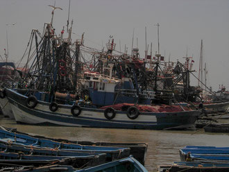 Enchevêtrement de bateaux au Port d'Essaouira au Maroc