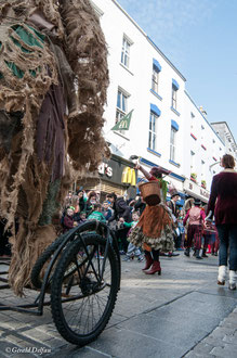 Irlande, Comté du Connemara, Galway, parade de la St-Patrick, comédiens et jongleurs