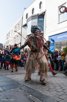 Irlande, Comté du Connemara, Galway, parade de la St-Patrick, comédiens et jongleurs
