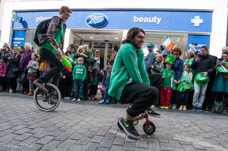 Irlande, Comté du Connemara, Galway, parade de la St-Patrick, comédiens et circassiens