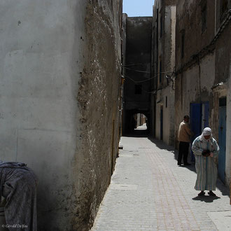 Rue étroite d'Essaouira au Maroc