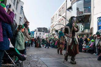 Irlande, Comté du Connemara, Galway, parade de la St-Patrick, comédiens et jongleurs