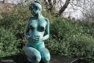 Constance la jeune femme enceinte à Merrion Square à Dublin