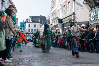 Irlande, Comté du Connemara, Galway, parade de la St-Patrick, comédiens et jongleurs