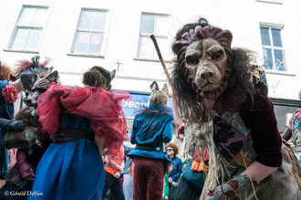 Irlande, Comté du Connemara, Galway, parade de la St-Patrick, comédiens et jongleurs