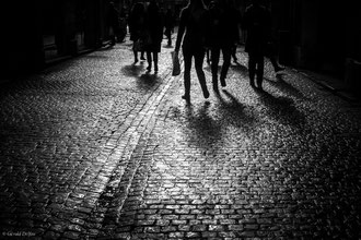 Ombre et lumière, passants sur le pavé lumineux de Toulouse