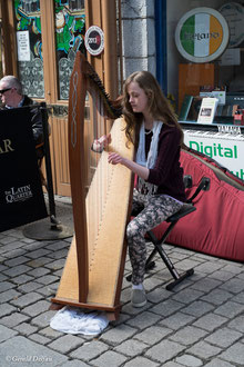 Irlande, Comté du Connemara, Galway, musicienne et sa harpe celtique