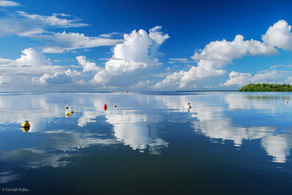 Guadeloupe, Port-Louis, reflet du ciel et des bouées sur la mer des Antilles