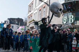 Irlande, Comté du Connemara, Galway, parade de la St-Patrick, comédiens et jongleurs