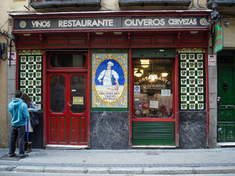 Discussion avant un bar à Madrid en Espagne