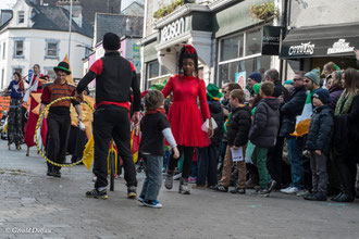 Irlande, Comté du Connemara, Galway, parade de la St-Patrick, comédiens et circassiens