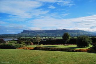 Jardin irlandais et falaise de Ben Bulben comté de Sligo en Irlande