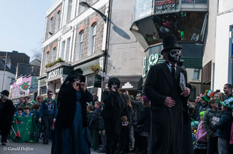 Irlande, Comté du Connemara, Galway, parade de la St-Patrick, comédiens et jongleurs