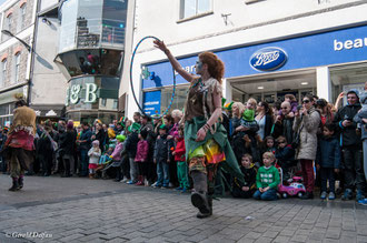 Irlande, Comté du Connemara, Galway, parade de la St-Patrick, comédiens et jongleurs