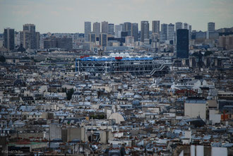 Vue de Montmartre sur les monuments et les toits de Paris