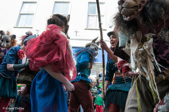 Irlande, Comté du Connemara, Galway, parade de la St-Patrick, comédiens et jongleurs