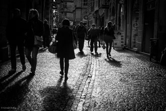 Ombre et lumière, passants sur le pavé lumineux de Toulouse