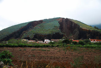 Habitations au pied d'une ancienne bouche éruptive, Canarie, Tenerife