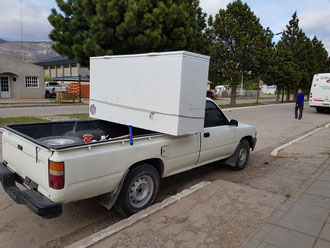 Lieferwagen für den Detailhandel auf der Ladefläche eine Kühlbox. Lago Posadas