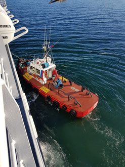 Der Schlepper zieht unser Schiff, die Stella Australis aufs offene Meer