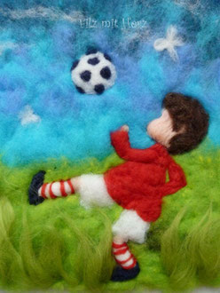 WOLLBILD JUNGE MIT FUSSBALL 3- FILZ MIT HERZ  FILZBILDER WOLLBILDER