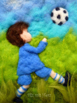 WOLLBILD JUNGE MIT FUSSBALL 2- FILZ MIT HERZ  FILZBILDER WOLLBILDER