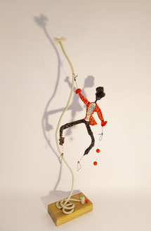sculpture  jongleur en équilibre avec corde 