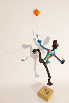 sculpture filaire, personnage en équilibre bleu avec coeur