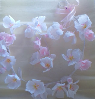 Guirlandes de fleurs en papier teintée pour la décoration mariage 