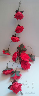 Guirlande de roses rouges en papier crépon 