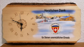 Holzuhr bemalen Skischule Stoos 