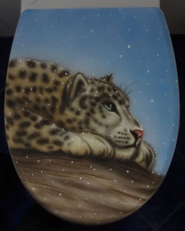 WC Deckel bemalen und mit Autolack versiegelt  "  Schneeleopard " 