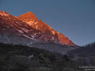 Abendlicher Blick von Posada de Valdeón in den Pico de Europa