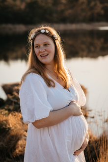 portret van zwangere vrouw bij het Putse Moer tijdens golden hour-zwangerschapsfotografie-©Fotografils-byIlseWagemakers-fotograaf-basedinEssen