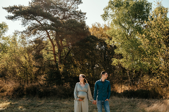 wijd shot van zwanger koppel in zacht ochtendlicht in de Kalmthoutse heide-zwangerschapsfotografie-©Fotografils-byIlseWagemakers-fotograaf-basedinEssen