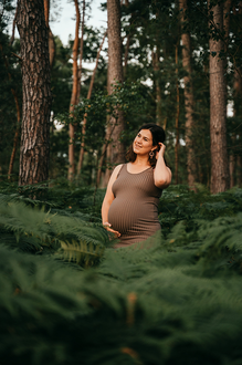 portret van zwangere vrouw in het bos tussen de varens-zwangerschapsfotografie-©Fotografils-byIlseWagemakers-fotograaf-basedinEssen