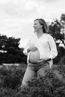 portret van zwangere vrouw in de Kalmthoutse heide-zwangerschapsfotografie-©Fotografils-byIlseWagemakers-fotograaf-based in Essen, België