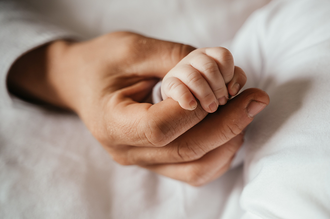 detail van babyhandje in de hand van papa-babyreportage-newbornfotograaf-Fotografils-by Ilse Wagemakers-fotograaf Essen