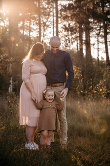 zwangere mama en papa met dochter bij mooi, zacht ochtendlicht in de Kalmthoutse heide-zwangerschapsfotografie-©Fotografils-byIlseWagemakers-fotograaf-basedinEssen