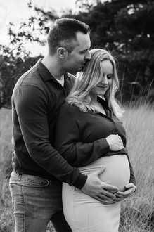 portret van zwanger koppel in omhelzing in de Kalmthoutse Heide-zwangerschapsfotografie-©Fotografils-byIlseWagemakers-fotograaf-based in Essen, België